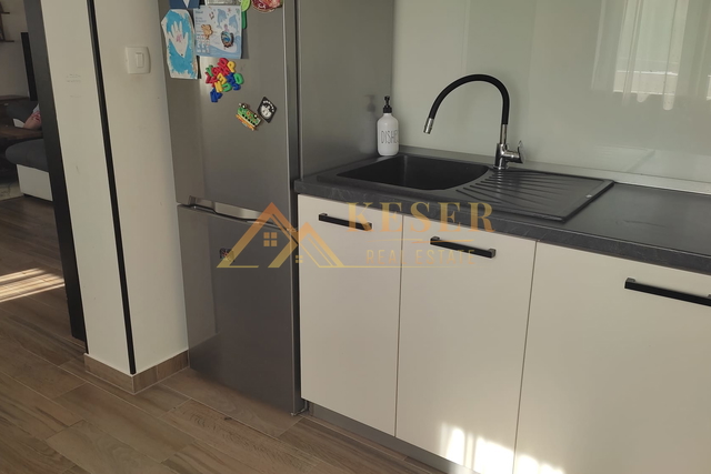 CRES, NOVIJI, NAMJEŠTEN APARTMAN NA ODLIČNOJ POZICIJI