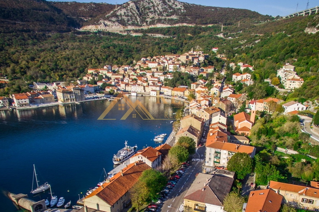 BAKAR, PRVI RED UZ MORE ETAŽA SA OKUĆNICOM