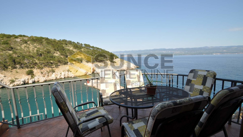 VRBNIK, A BEAUTIFUL STONE HOUSE ON A CLIFF ABOVE THE SEA WITH A PANORAMIC VIEW!