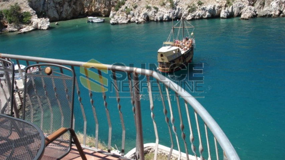 VRBNIK, A BEAUTIFUL STONE HOUSE ON A CLIFF ABOVE THE SEA WITH A PANORAMIC VIEW!