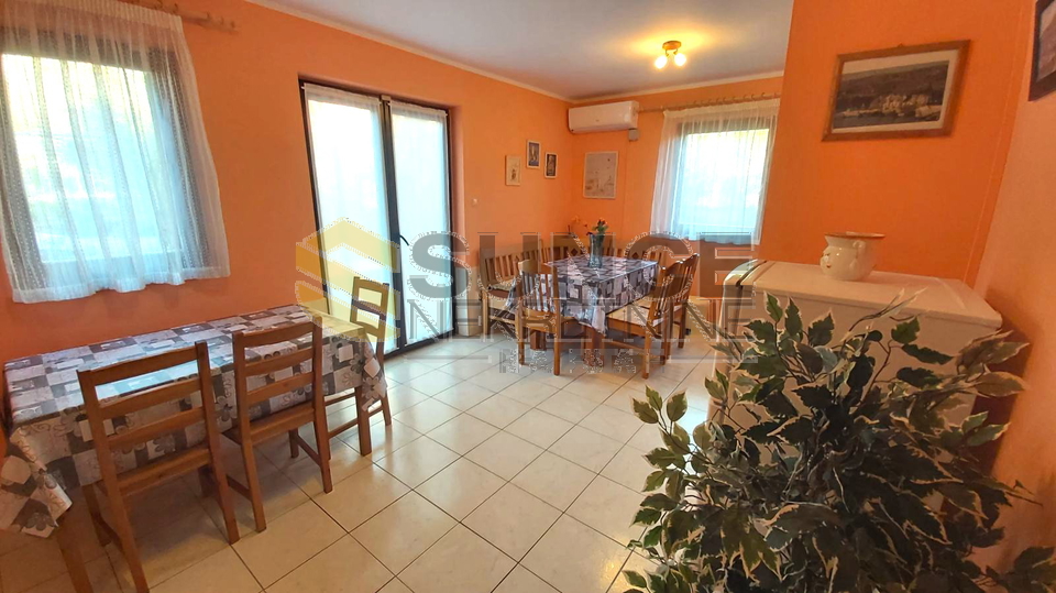 Appartamento ben arredato al piano terra a Ba&scaron;ka&comma; vicino al mare&excl;