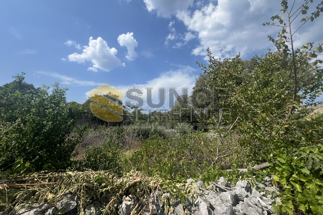 Isola di Krk, terreno a Garica con permesso di costruzione per una casa indipendente!