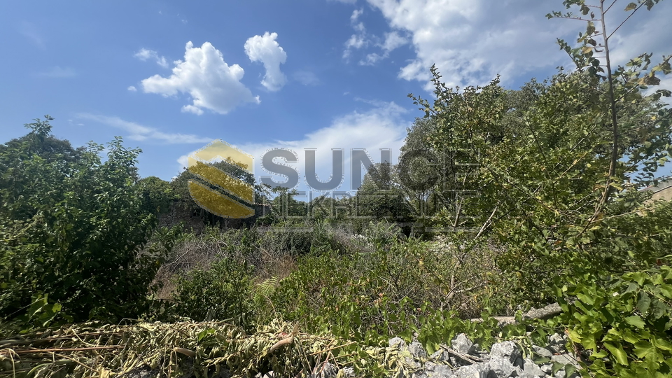 Isola di Krk, terreno a Garica con permesso di costruzione per una casa indipendente!