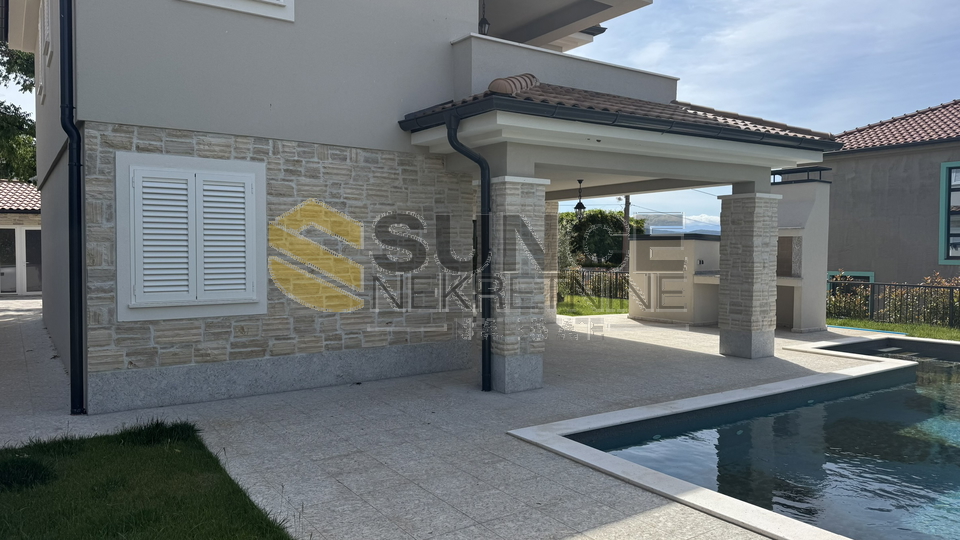 Insel KRK, Umgebung Vrbnik, wunderschöne neue Villa mit beheiztem Pool und gepflegtem Grundstück!