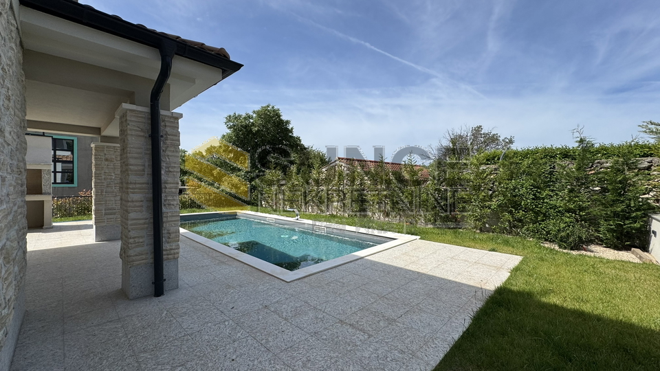 Insel KRK, Umgebung Vrbnik, wunderschöne neue Villa mit beheiztem Pool und gepflegtem Grundstück!