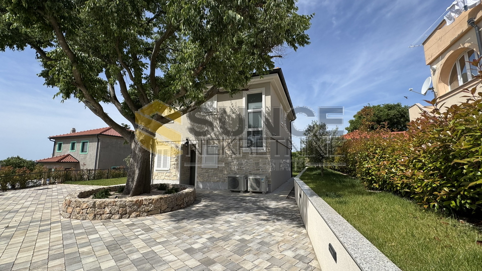 Insel KRK, Umgebung Vrbnik, wunderschöne neue Villa mit beheiztem Pool und gepflegtem Grundstück!