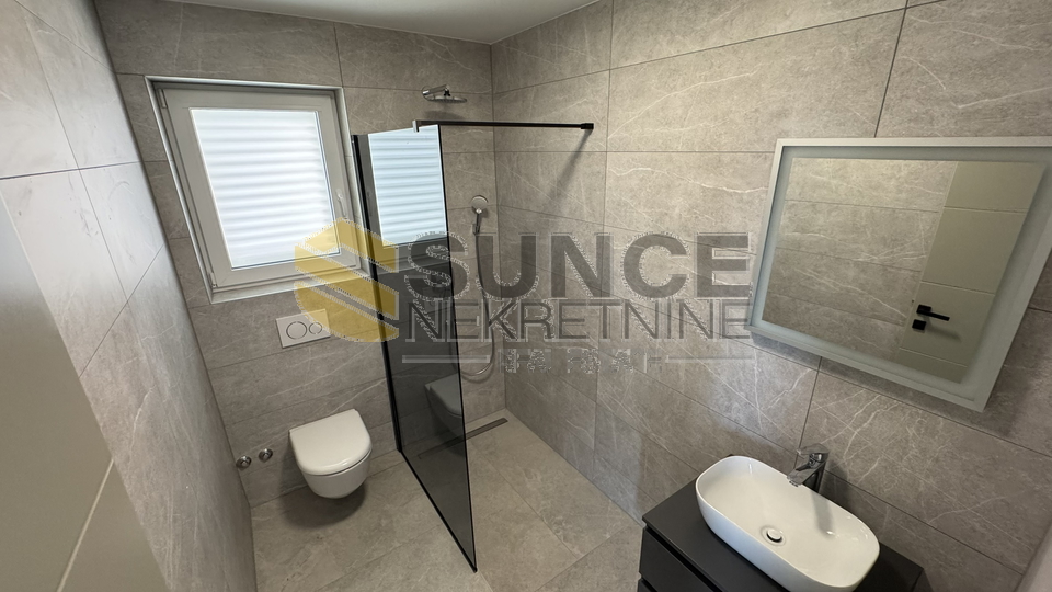 Insel KRK, Umgebung Vrbnik, wunderschöne neue Villa mit beheiztem Pool und gepflegtem Grundstück!