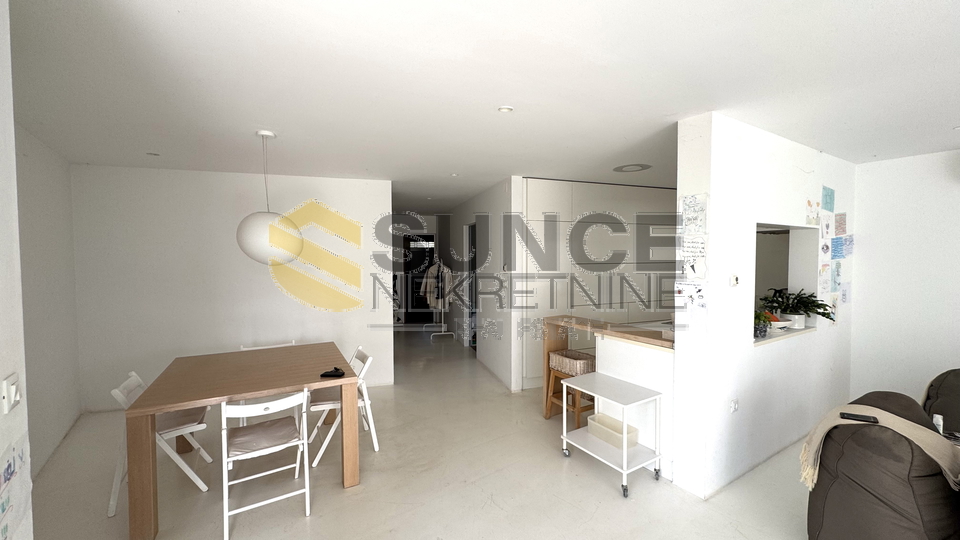 Grad Krk apartman u prizemlju od 91m2 sa vlastitim vrtom i pogledom prema moru!