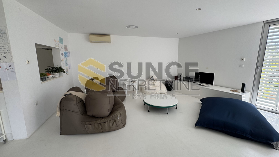 Grad Krk apartman u prizemlju od 91m2 sa vlastitim vrtom i pogledom prema moru!