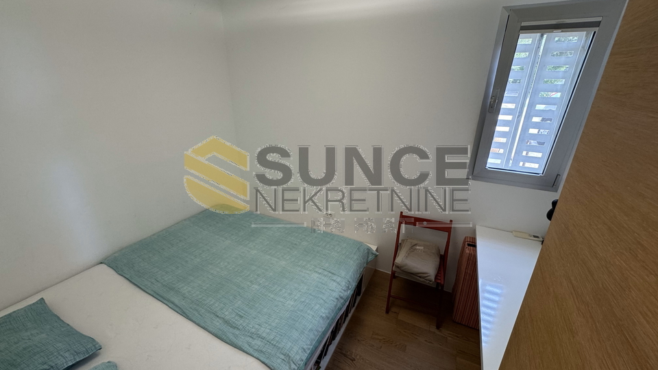 Grad Krk apartman u prizemlju od 91m2 sa vlastitim vrtom i pogledom prema moru!