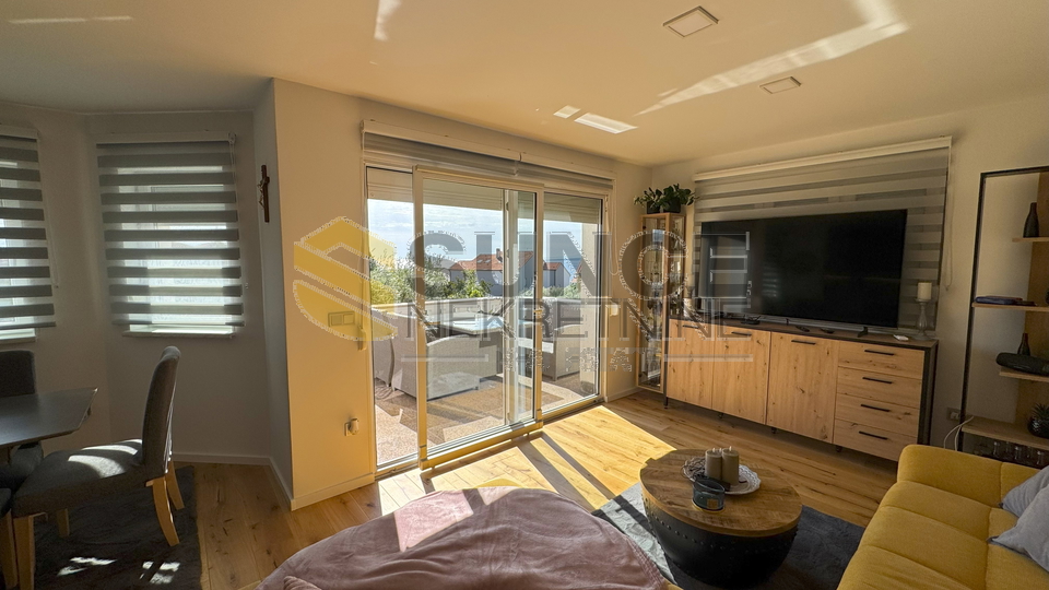 City of Krk detached house with two separate apartments and a sea view!