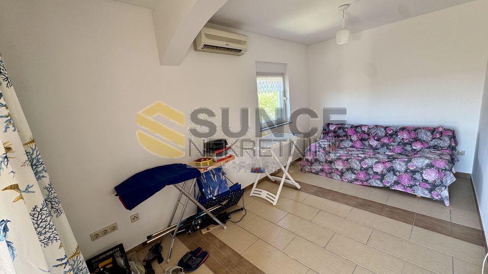 Grad Krk &ndash; dvoeta&zcaron;ni stan s tri spava&cacute;e sobe i pogledom na more