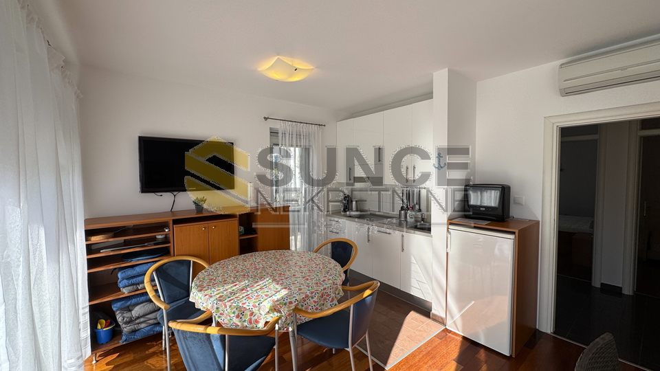 Grad Krk namje&scaron;ten stan u prizemlju sa velikom terasom&excl;