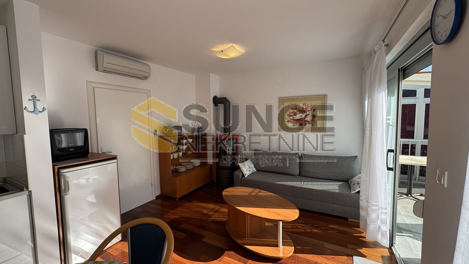 Grad Krk namje&scaron;ten stan u prizemlju sa velikom terasom&excl;