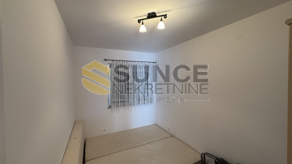 Grad Krk namje&scaron;ten stan u prizemlju sa velikom terasom&excl;