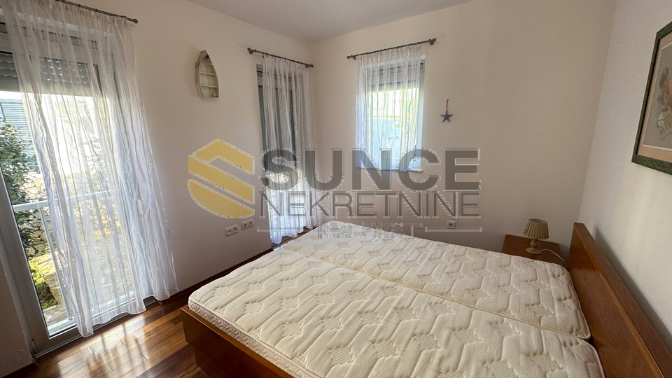 Grad Krk namje&scaron;ten stan u prizemlju sa velikom terasom&excl;