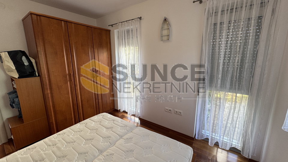 Grad Krk namje&scaron;ten stan u prizemlju sa velikom terasom&excl;