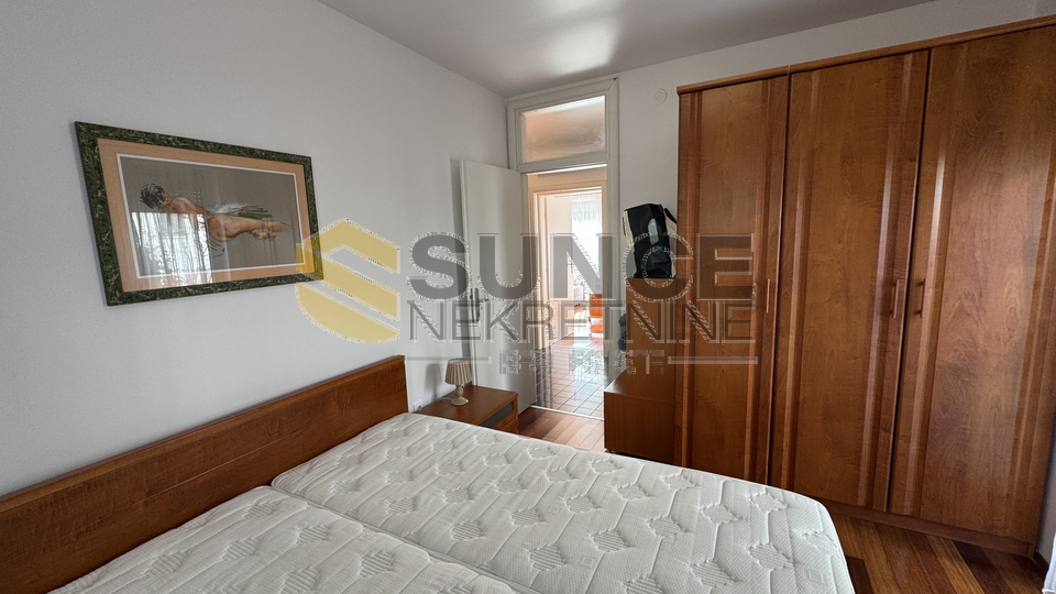 Grad Krk namje&scaron;ten stan u prizemlju sa velikom terasom&excl;