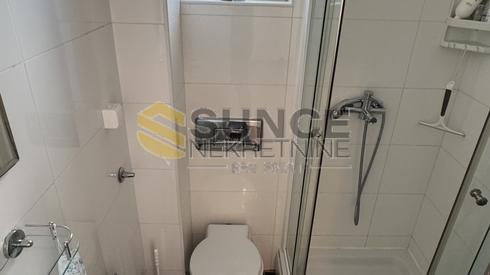 Grad Krk namje&scaron;ten stan u prizemlju sa velikom terasom&excl;