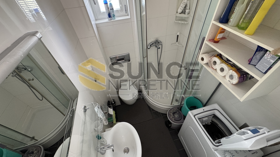 Grad Krk namje&scaron;ten stan u prizemlju sa velikom terasom&excl;