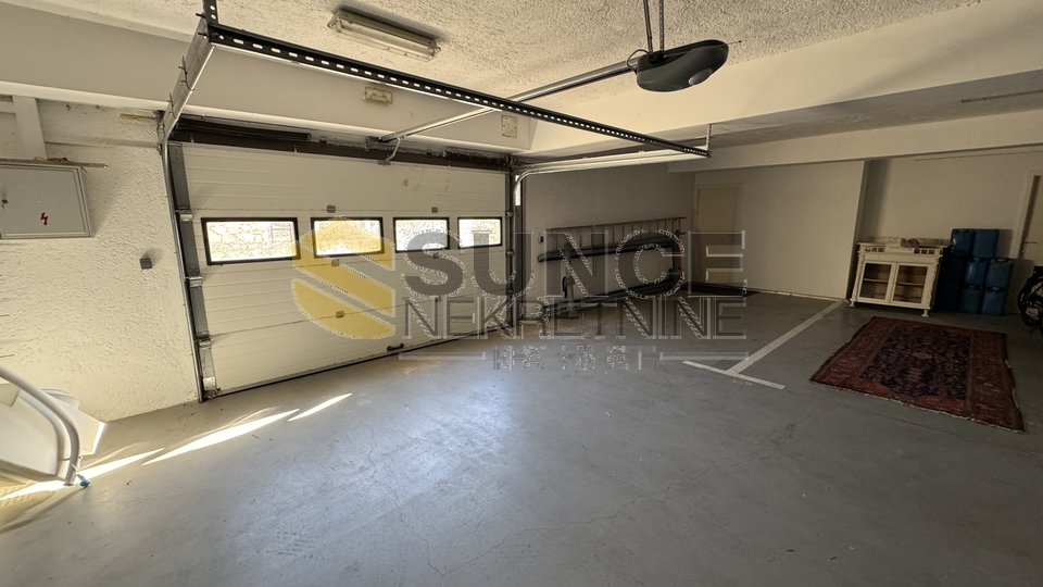 Grad Krk namje&scaron;ten stan u prizemlju sa velikom terasom&excl;