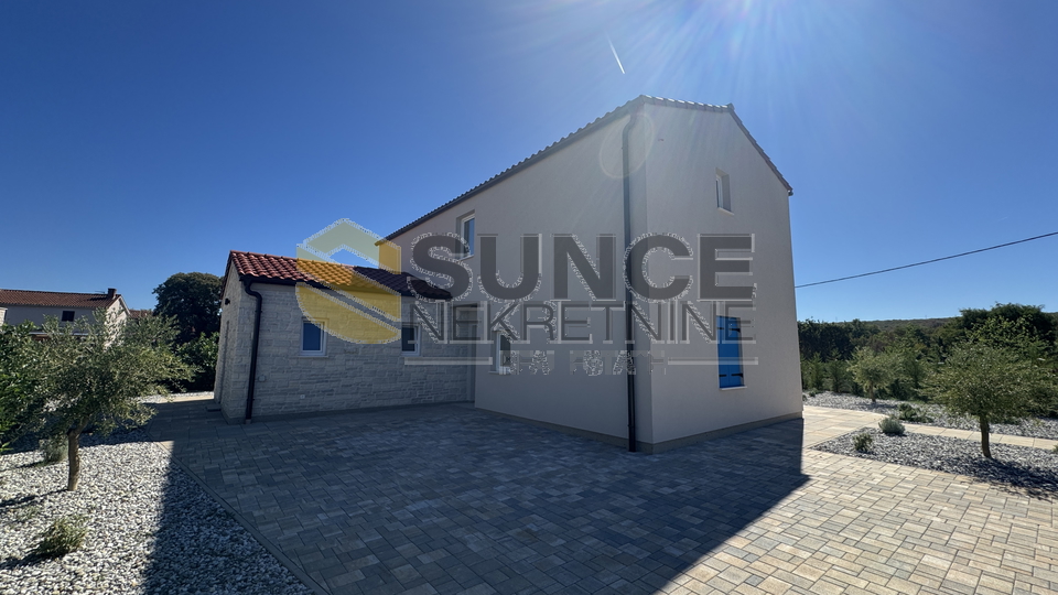 Malinska &ndash; neues freistehendes Haus mit beheiztem Pool