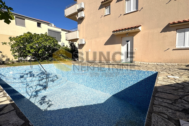 Vantačići vicino a Malinska – appartamento al piano terra con giardino e piscina, a 150 m dal mare