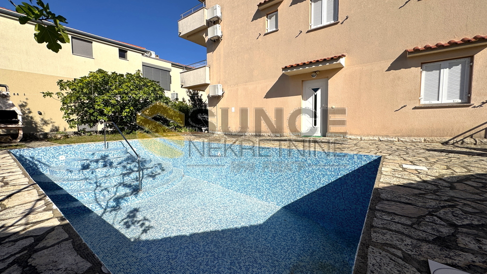 Vanta&ccaron;i&cacute;i vicino a Malinska &ndash; appartamento al piano terra con giardino e piscina&comma; a 150 m dal mare