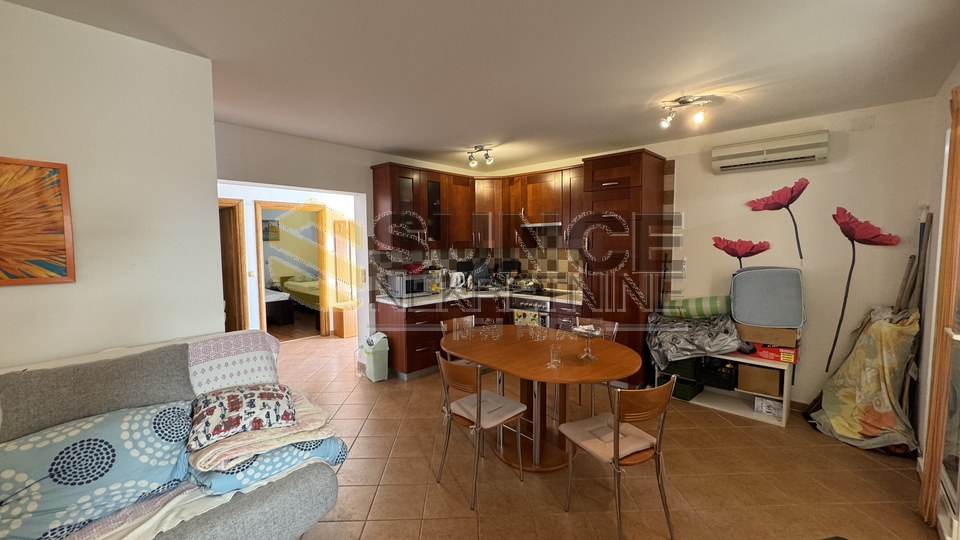 Vanta&ccaron;i&cacute;i vicino a Malinska &ndash; appartamento al piano terra con giardino e piscina&comma; a 150 m dal mare
