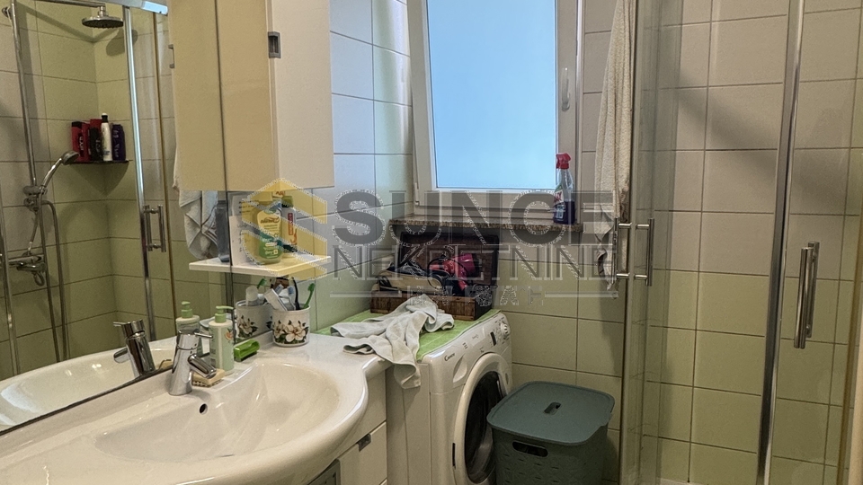 Malinska centar &ndash; adaptiran stan s velikom terasom&comma; 100 m od pla&zcaron;e