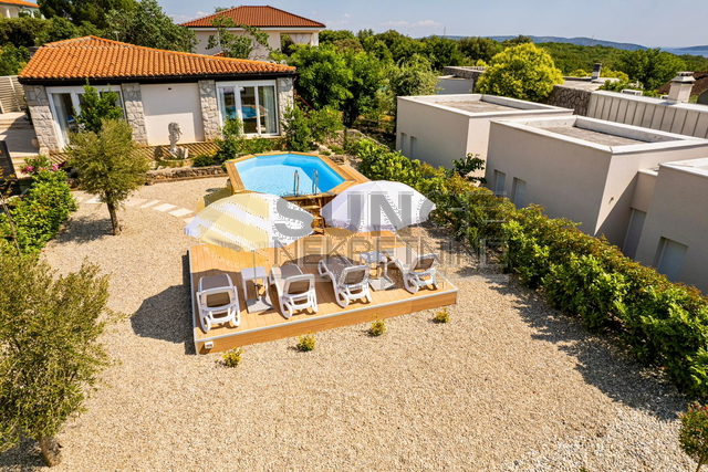 Pinezići – freistehendes Haus mit Pool, 600 m vom Meer
