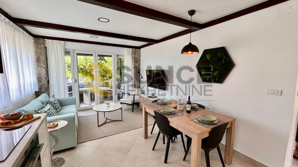 Pinezi&cacute;i &ndash; freistehendes Haus mit Pool&comma; 600 m vom Meer