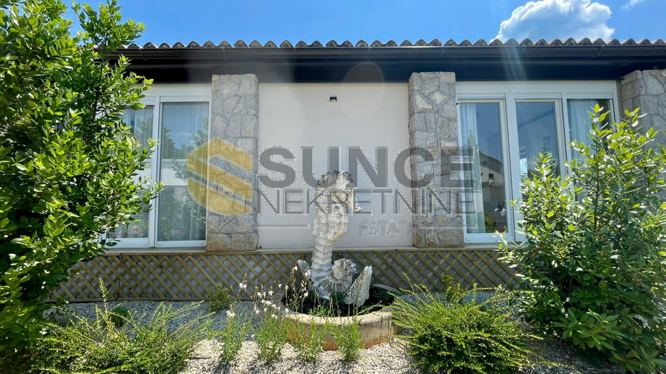 Pinezi&cacute;i &ndash; freistehendes Haus mit Pool&comma; 600 m vom Meer