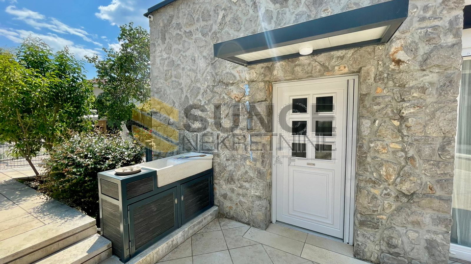 Pinezi&cacute;i &ndash; freistehendes Haus mit Pool&comma; 600 m vom Meer