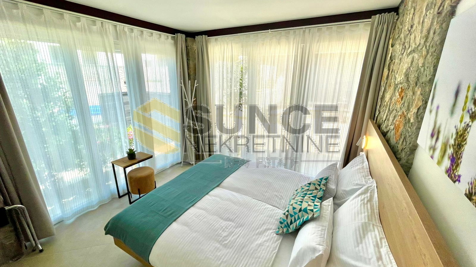 Pinezi&cacute;i &ndash; freistehendes Haus mit Pool&comma; 600 m vom Meer