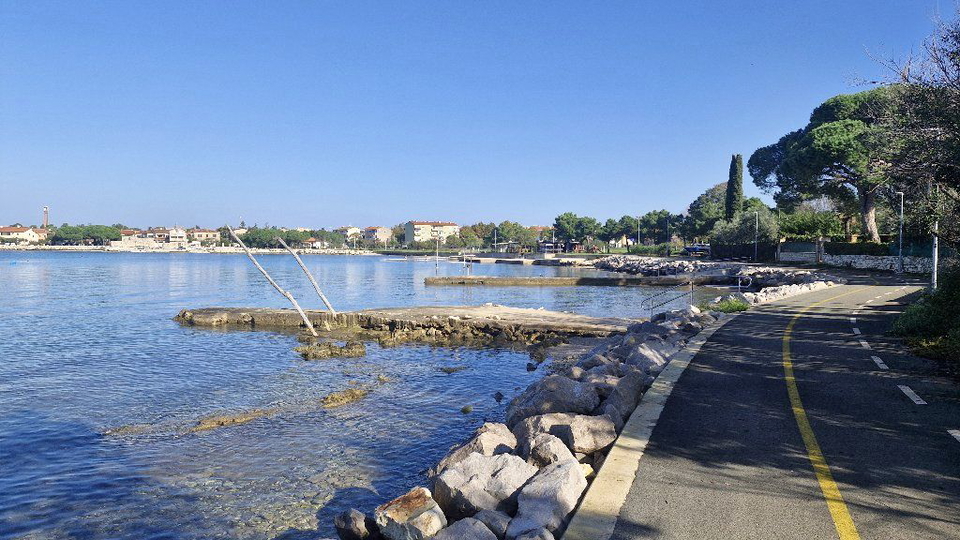 UMAG - GRAĐEVINSKO ZEMLJIŠTE - PRVI RED DO MORA