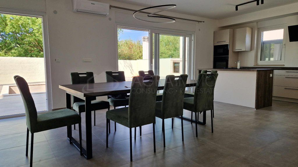 BUJE &ndash; KA&Scaron;TEL &ndash; NOVA LUKSUZNA HI&Scaron;A Z OGREVANIM BAZENOM &ndash; VRHUNSKA KAKOVOST