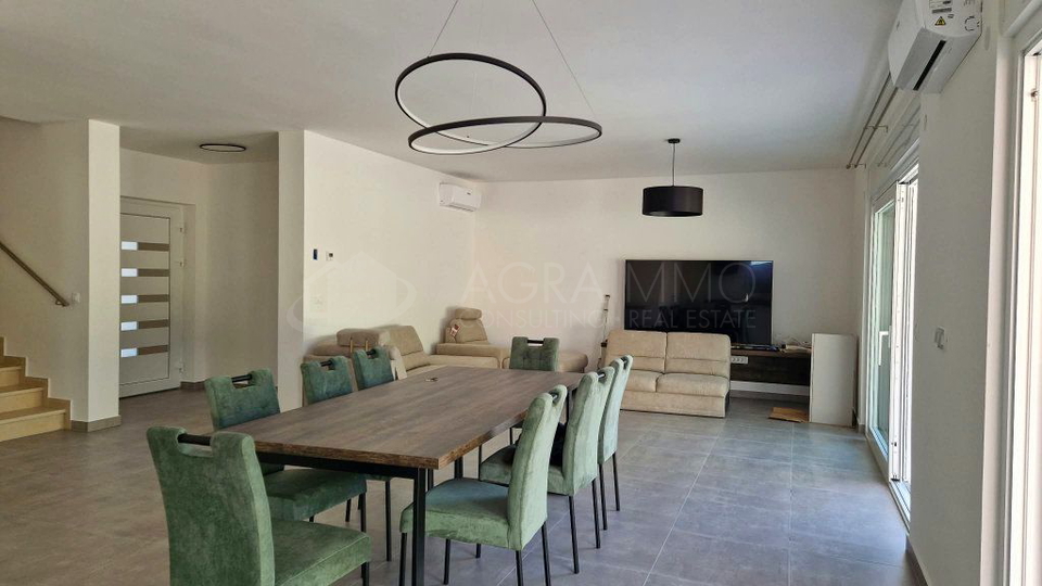 BUJE &ndash; KA&Scaron;TEL &ndash; NOVA LUKSUZNA HI&Scaron;A Z OGREVANIM BAZENOM &ndash; VRHUNSKA KAKOVOST