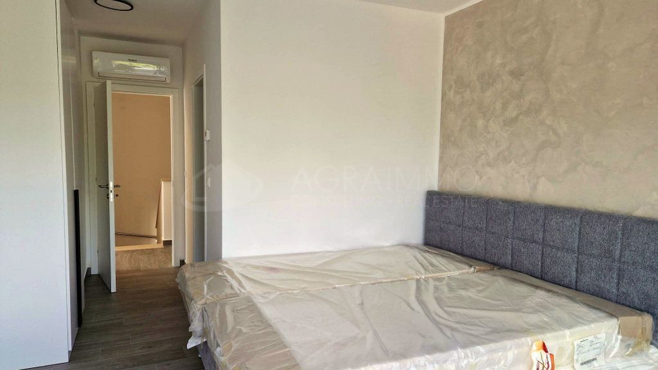 BUJE &ndash; KA&Scaron;TEL &ndash; NOVA LUKSUZNA HI&Scaron;A Z OGREVANIM BAZENOM &ndash; VRHUNSKA KAKOVOST