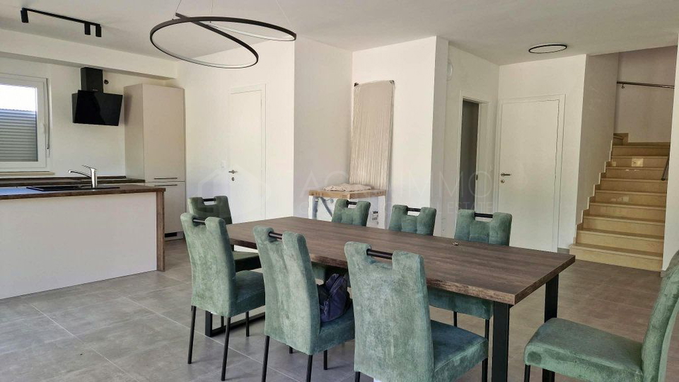 BUJE &ndash; KA&Scaron;TEL &ndash; NOVA LUKSUZNA HI&Scaron;A Z OGREVANIM BAZENOM &ndash; VRHUNSKA KAKOVOST