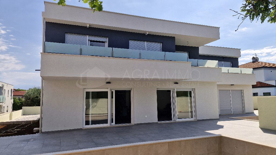 BUJE &ndash; KA&Scaron;TEL &ndash; NOVA LUKSUZNA HI&Scaron;A Z OGREVANIM BAZENOM &ndash; VRHUNSKA KAKOVOST