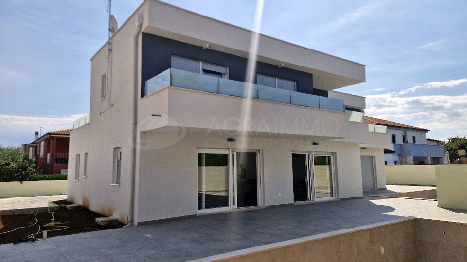 BUJE &ndash; KA&Scaron;TEL &ndash; NOVA LUKSUZNA HI&Scaron;A Z OGREVANIM BAZENOM &ndash; VRHUNSKA KAKOVOST