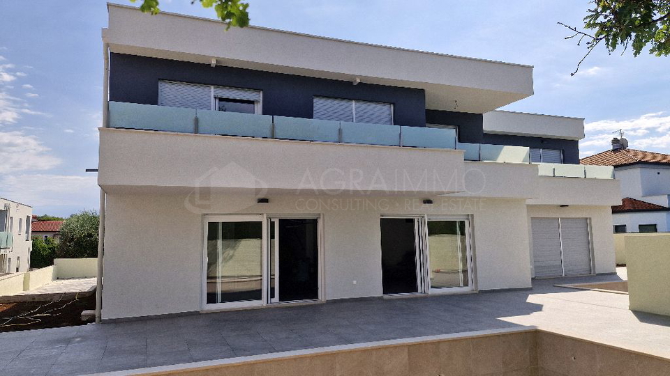 BUJE &ndash; KA&Scaron;TEL &ndash; NOVA LUKSUZNA HI&Scaron;A Z OGREVANIM BAZENOM &ndash; VRHUNSKA KAKOVOST