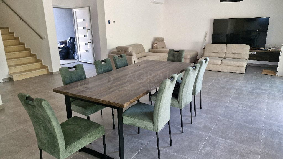 BUJE &ndash; KA&Scaron;TEL &ndash; NOVA LUKSUZNA HI&Scaron;A Z OGREVANIM BAZENOM &ndash; VRHUNSKA KAKOVOST