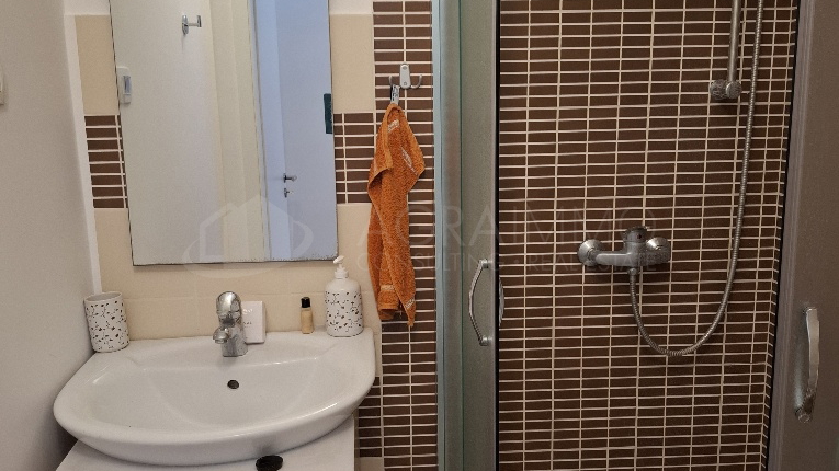 UMAG &ndash; ZAMBRATIJA &ndash; MODERAN STAN NA PRVOM KATU&comma; 200 M OD MORA