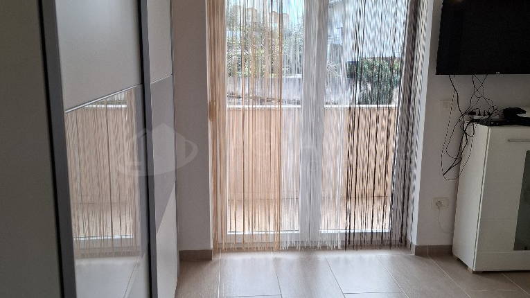 UMAG &ndash; ZAMBRATIJA &ndash; MODERAN STAN NA PRVOM KATU&comma; 200 M OD MORA