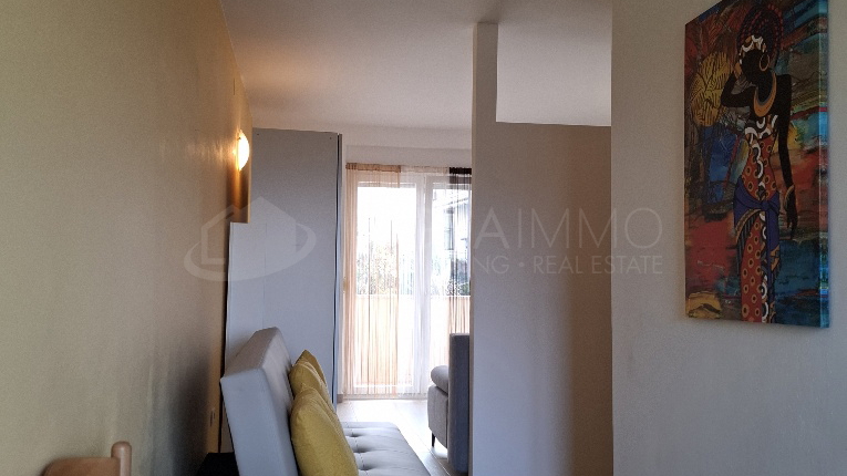 UMAG &ndash; ZAMBRATIJA &ndash; MODERAN STAN NA PRVOM KATU&comma; 200 M OD MORA