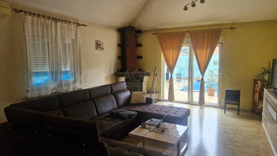 UMAG &ndash; OKOLICA &ndash; KU&Cacute;A S BAZENOM&comma; 5&period;000 m OD MORA