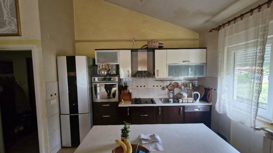 UMAG &ndash; OKOLICA &ndash; KU&Cacute;A S BAZENOM&comma; 5&period;000 m OD MORA