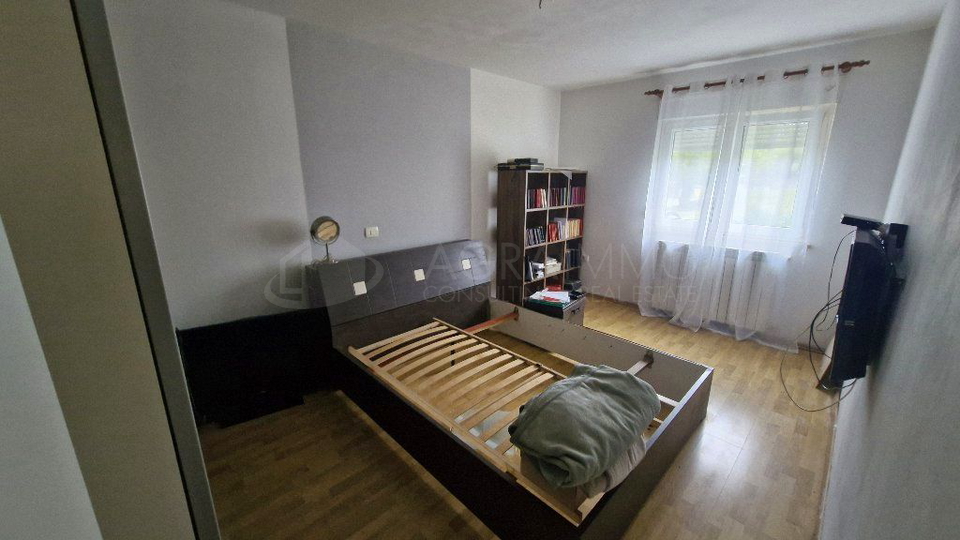 UMAG &ndash; OKOLICA &ndash; KU&Cacute;A S BAZENOM&comma; 5&period;000 m OD MORA